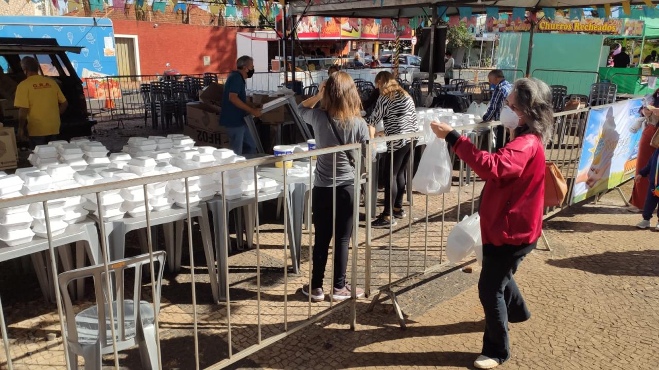Foto 9 de 12 — Dia de Santo Antônio: Celebrações, distribuição de pães e venda de bolos marcam a data em Araraquara